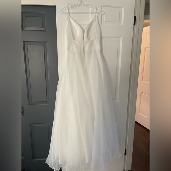 Oreasposa Wedding Dress - Picture 2 of 4